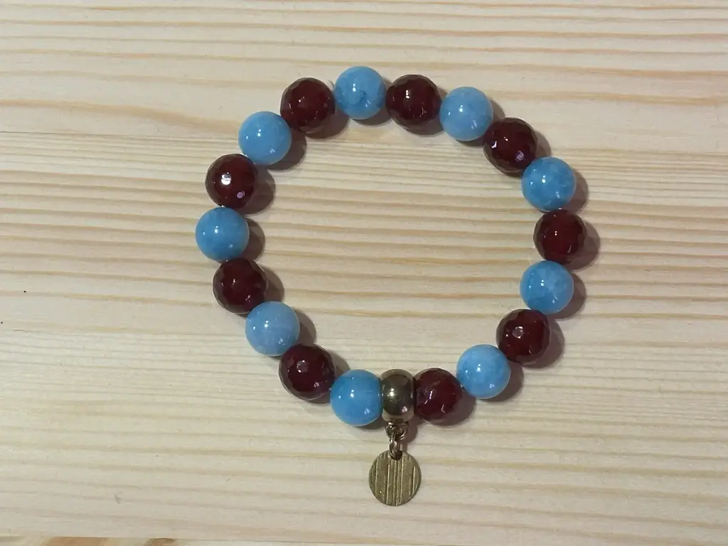 Bracelet en perles bleues et bordeaux foncés taille 15cm