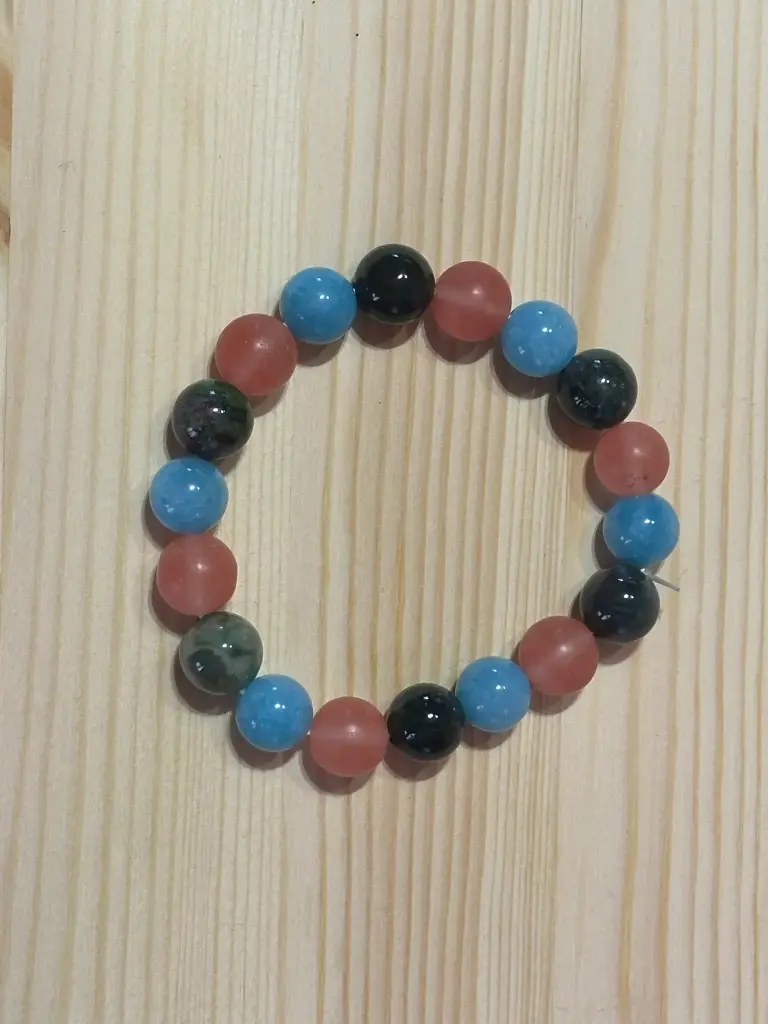 Bracelet en perles bleues, saumons et noires 15cm