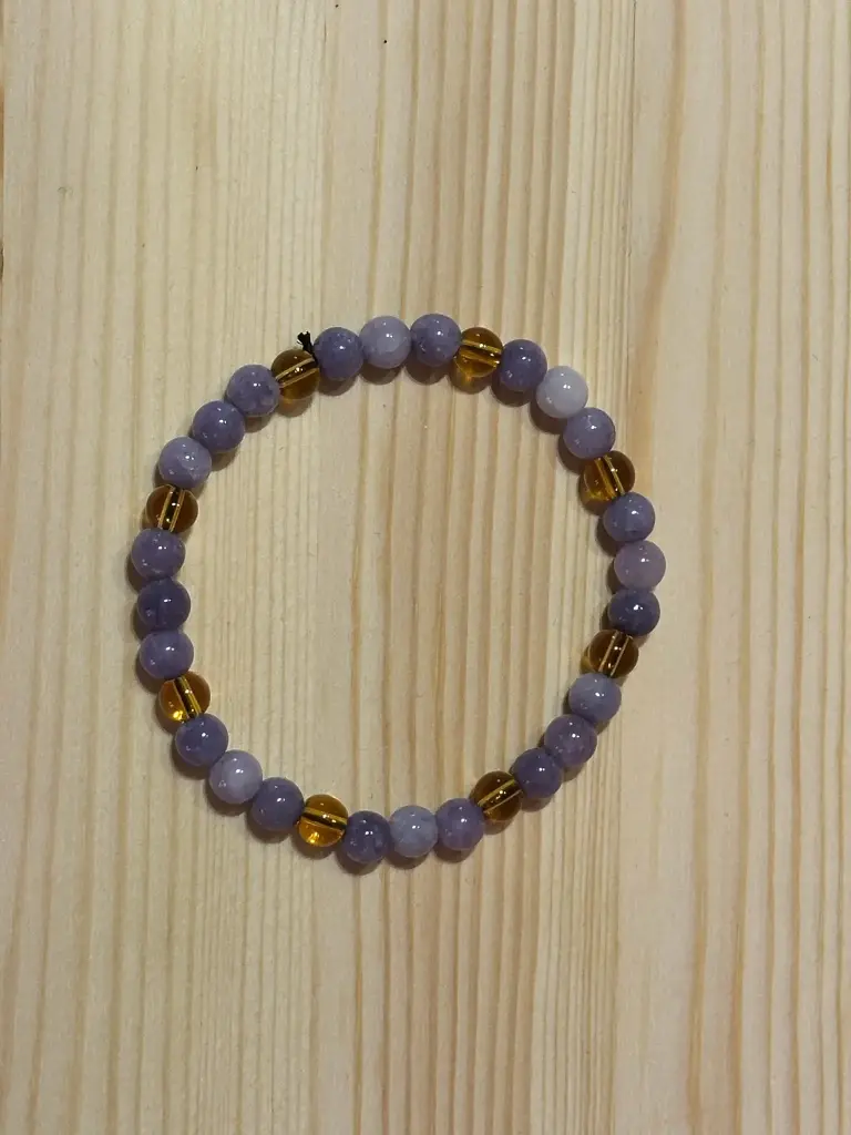 Bracelet en perles tons mauves et violets taille 15cm