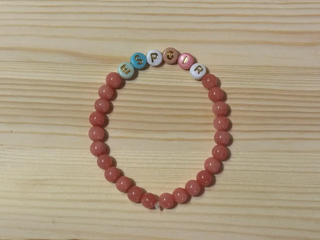 Bracelet en perles saumons avec mot "espoir" 15cm