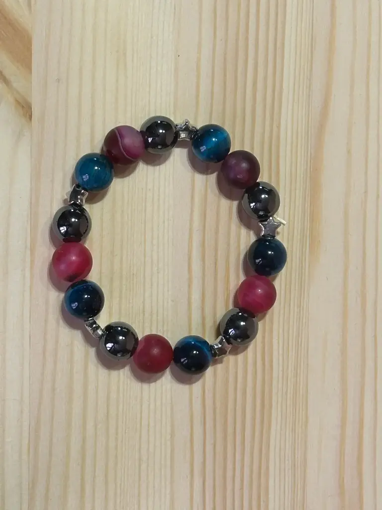 Bracelet avec perles dans les tons foncés 15cm