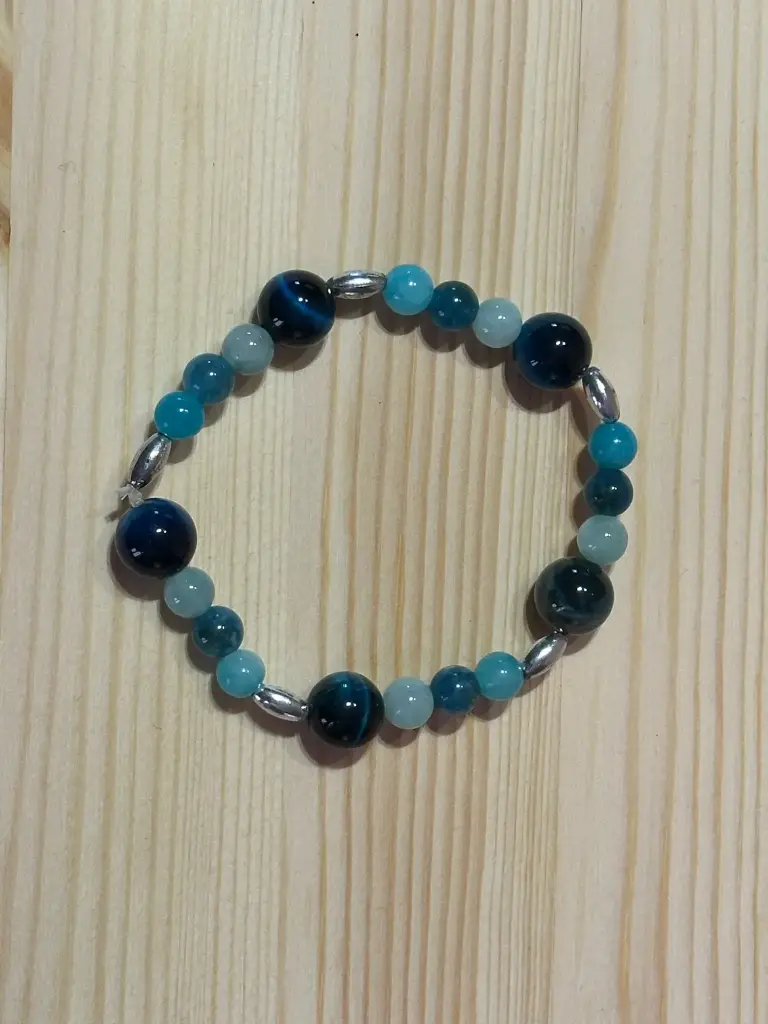 Bracelet en perles dans les tons bleues 15cm