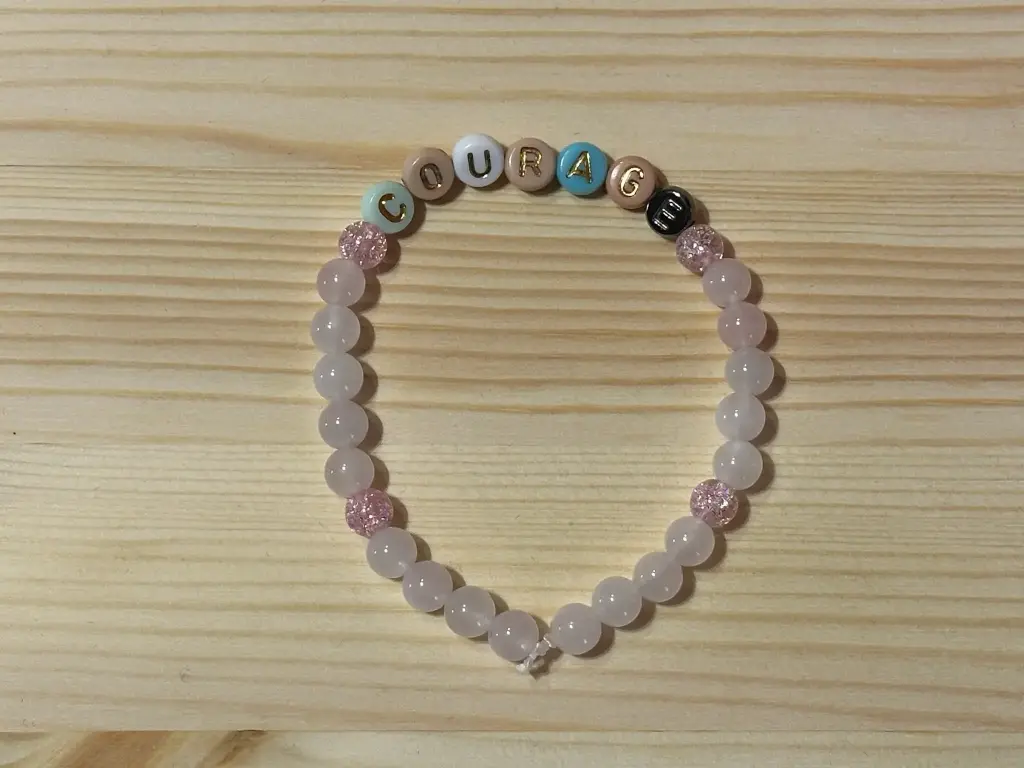 Bracelet en perles blanche et rose avec le mot "courage" 16cm