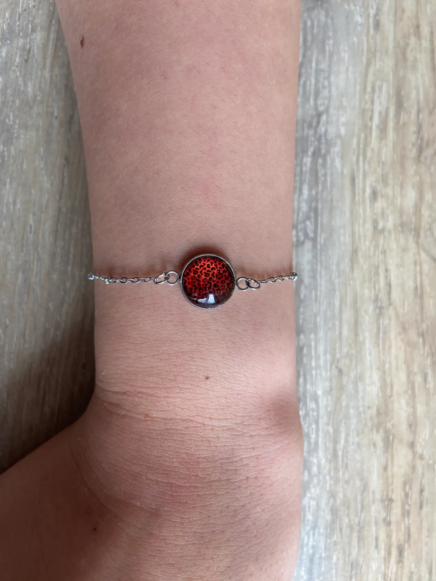 Bracelet argenté motif léopard rouge en acier inoxydable