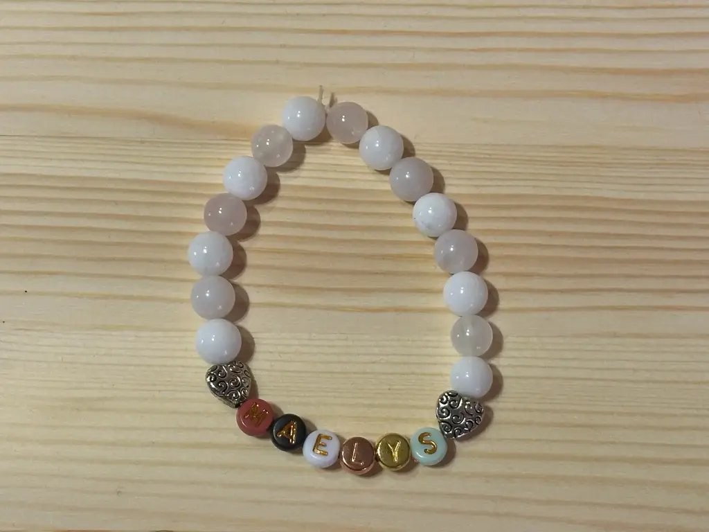Bracelet en perles blanches, roses, cœurs avec le prénom "Maelys" taille 16cm