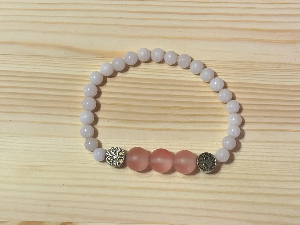 Bracelet en perles blanches, roses et arbre de vie taille 16cm