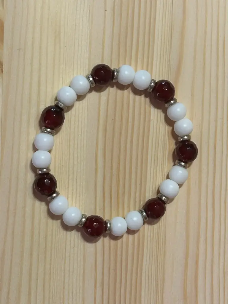 Bracelet en perles brunes et blanches taille 17cm