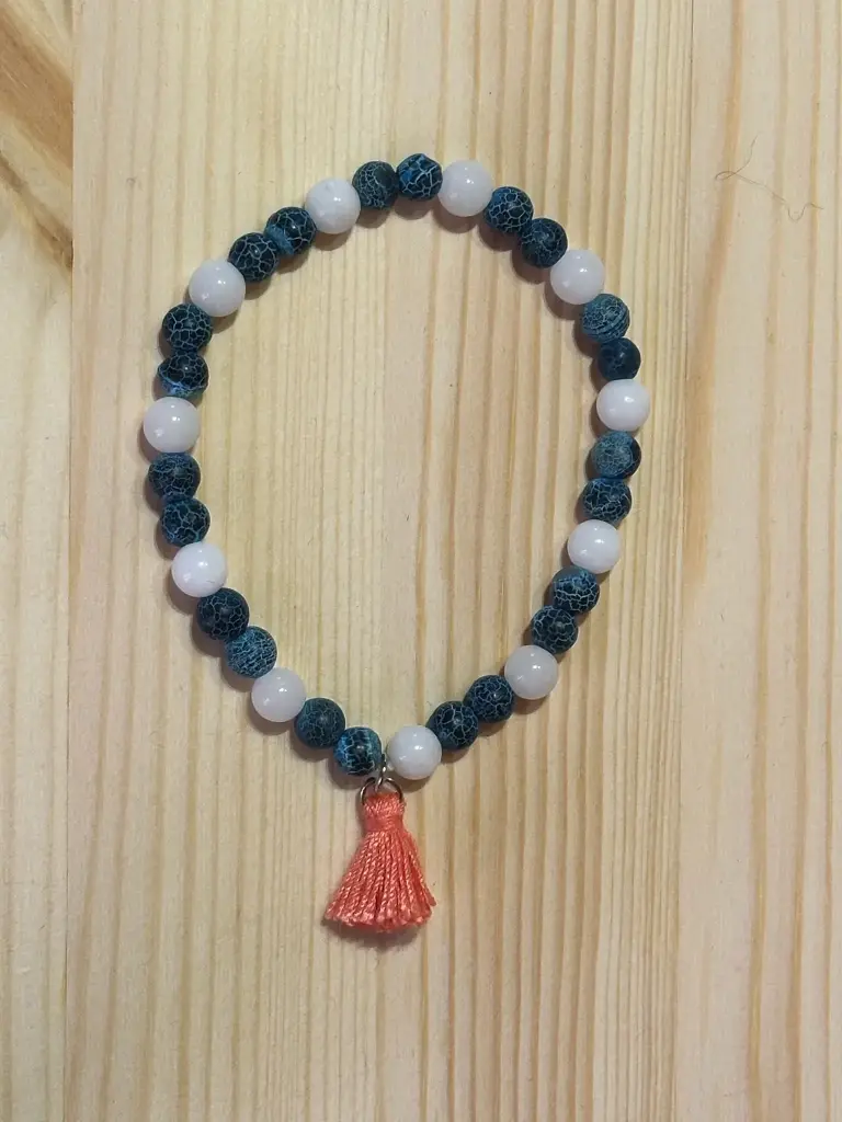 Bracelet en perles bleues et blanches avec pompom taille 17cm