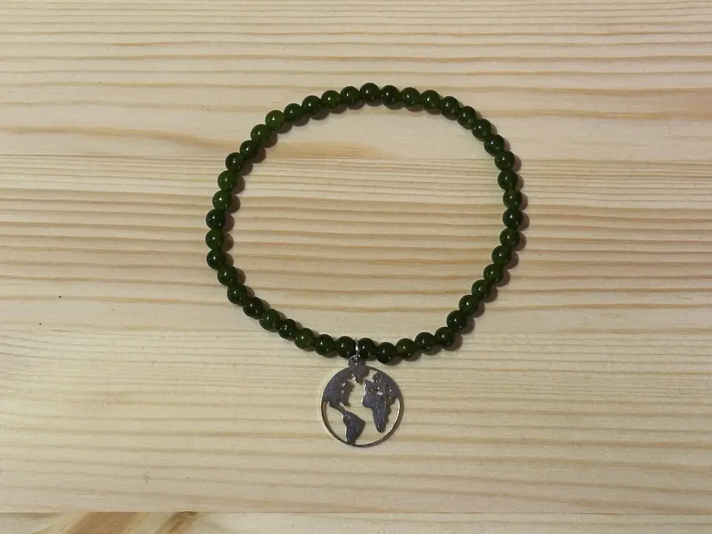 Bracelet en perles vertes avec breloque monde taille 17cm