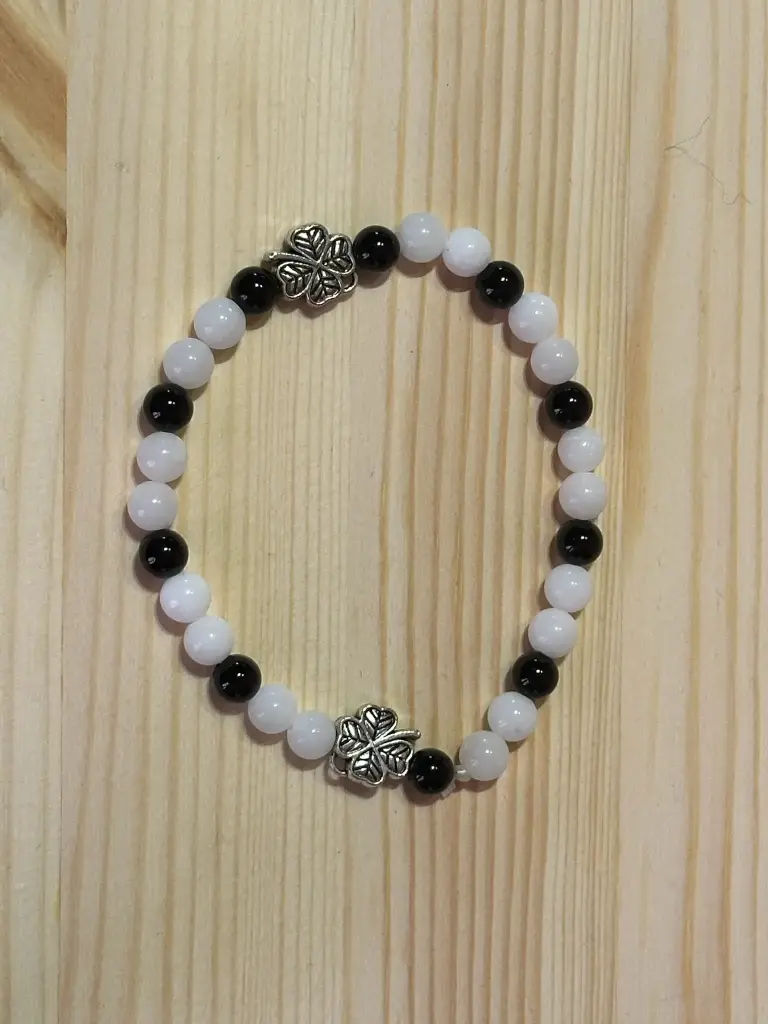 Bracelet en perles blanches, noires et trèfles taille 17cm