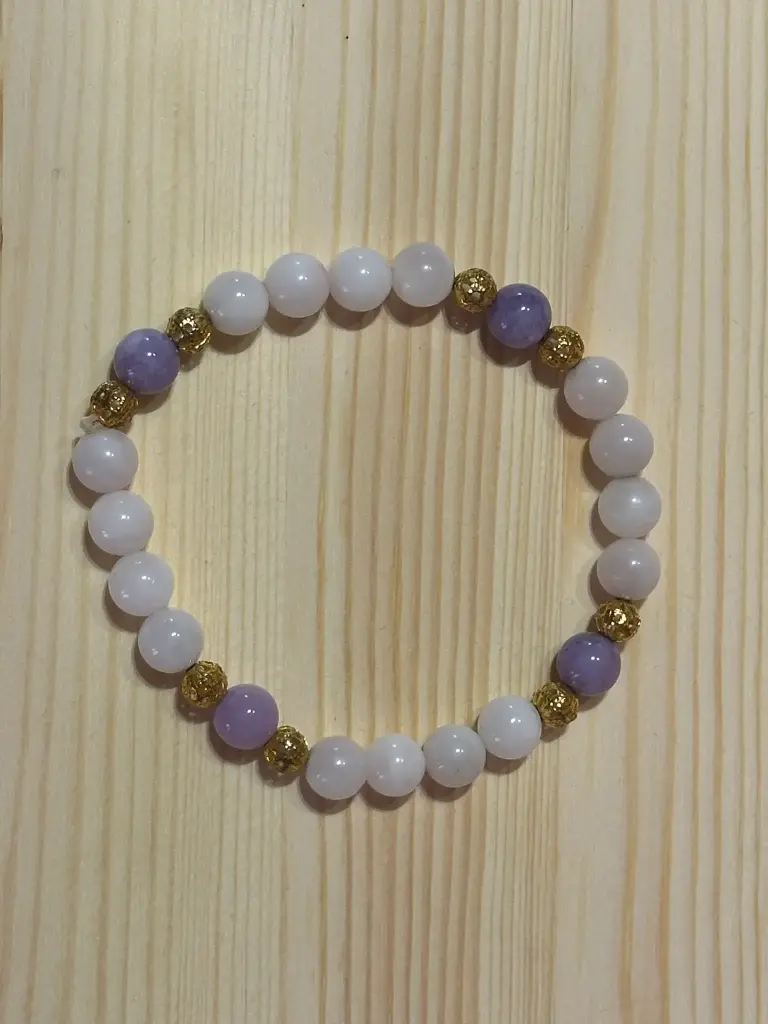 Bracelet en perles blanches, mauves, dorées taille 18cm