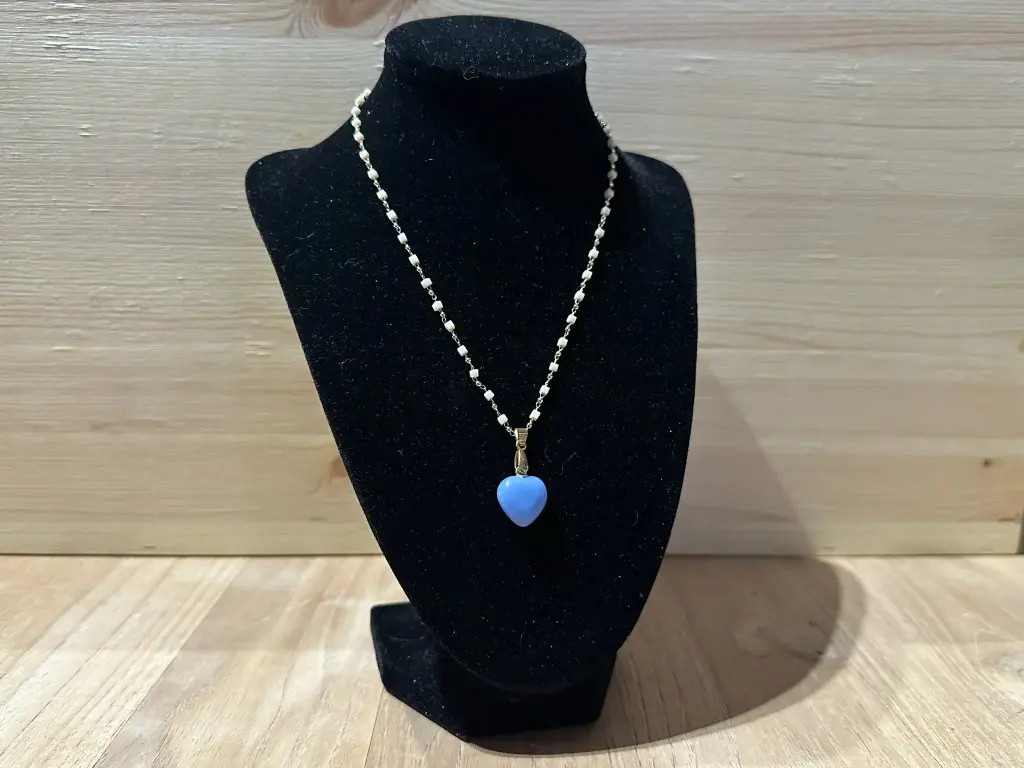 Collier chaine blanche et argentée avec un cœur bleu 40cm