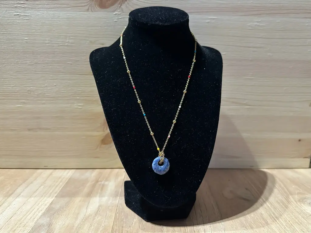 Collier chaine multicolore et dorée avec pierre bleue 40cm en acier inoxydable