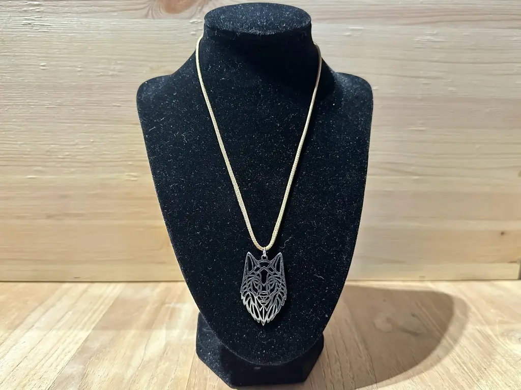 Collier cordon beige avec pendentif loup 40cm