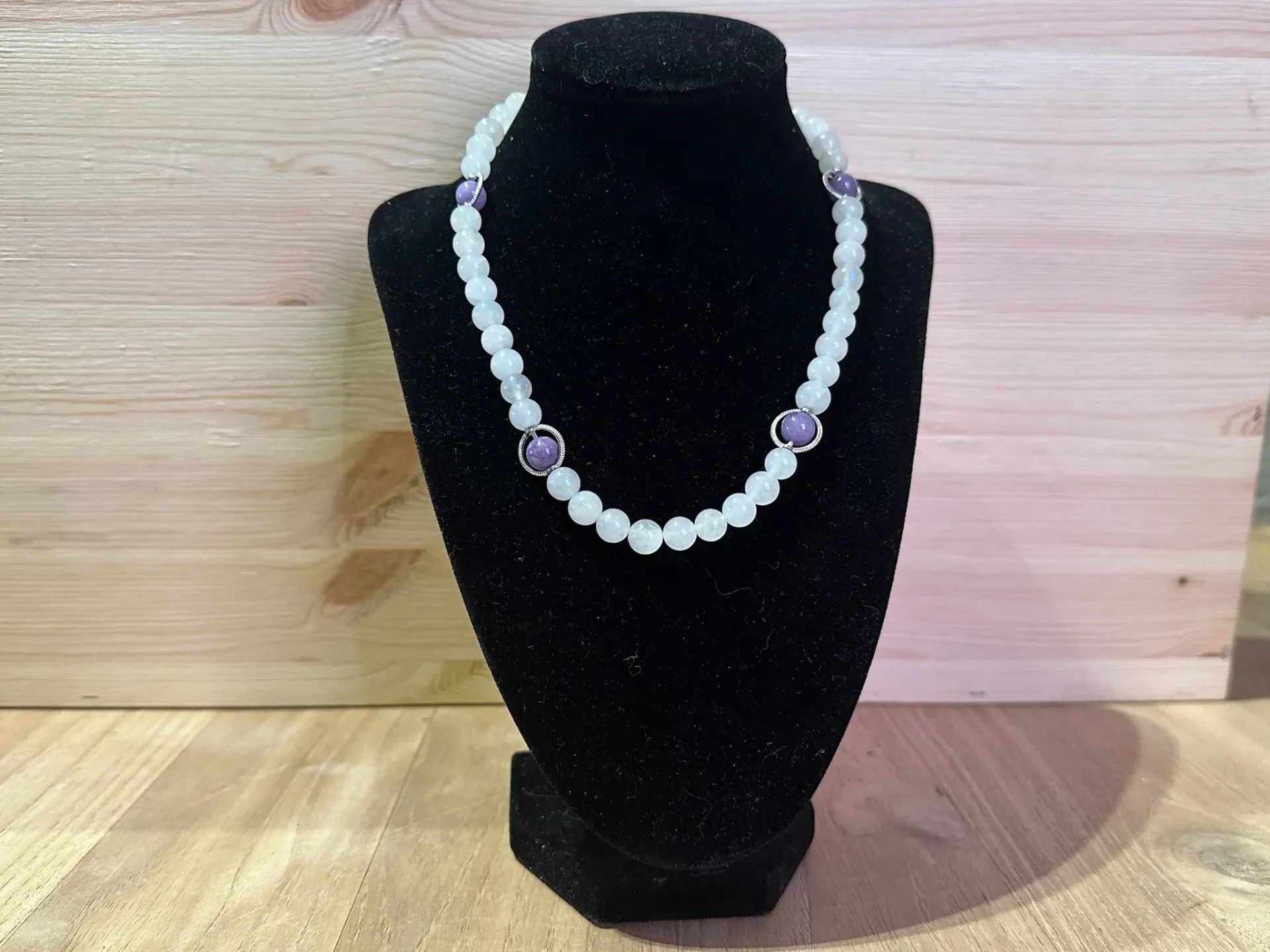 Collier en perles blanches et mauve taille 42cm