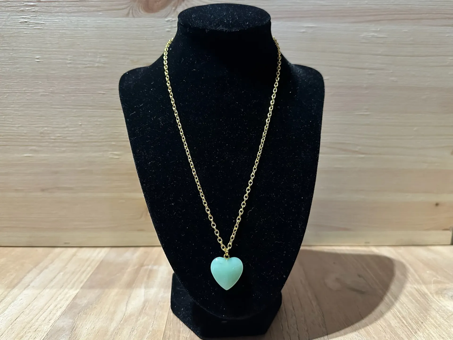 Collier doré avec un cœur vert en acier inoxydable taille 45cm