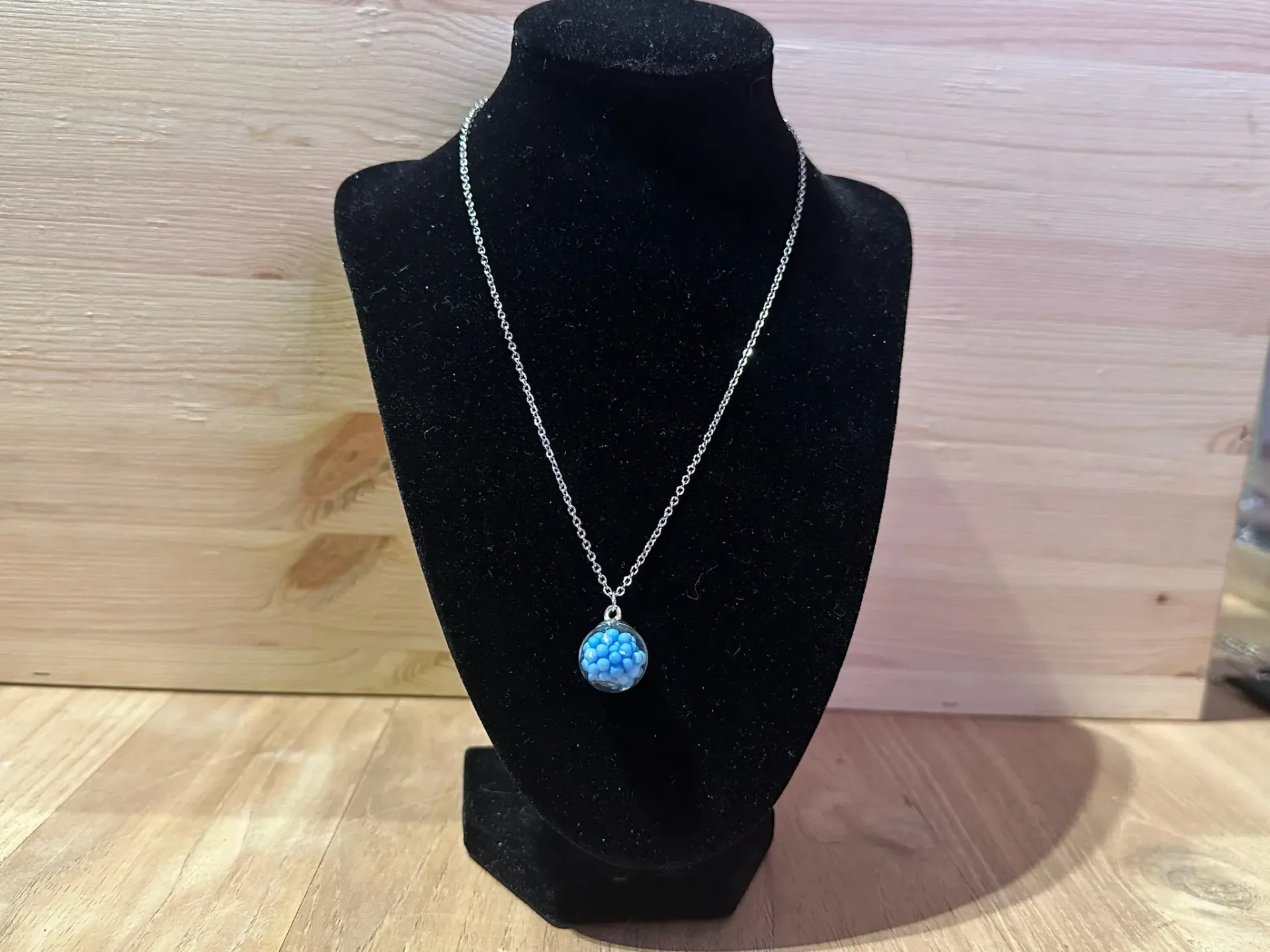 Collier argenté avec boule bleue taille 45cm