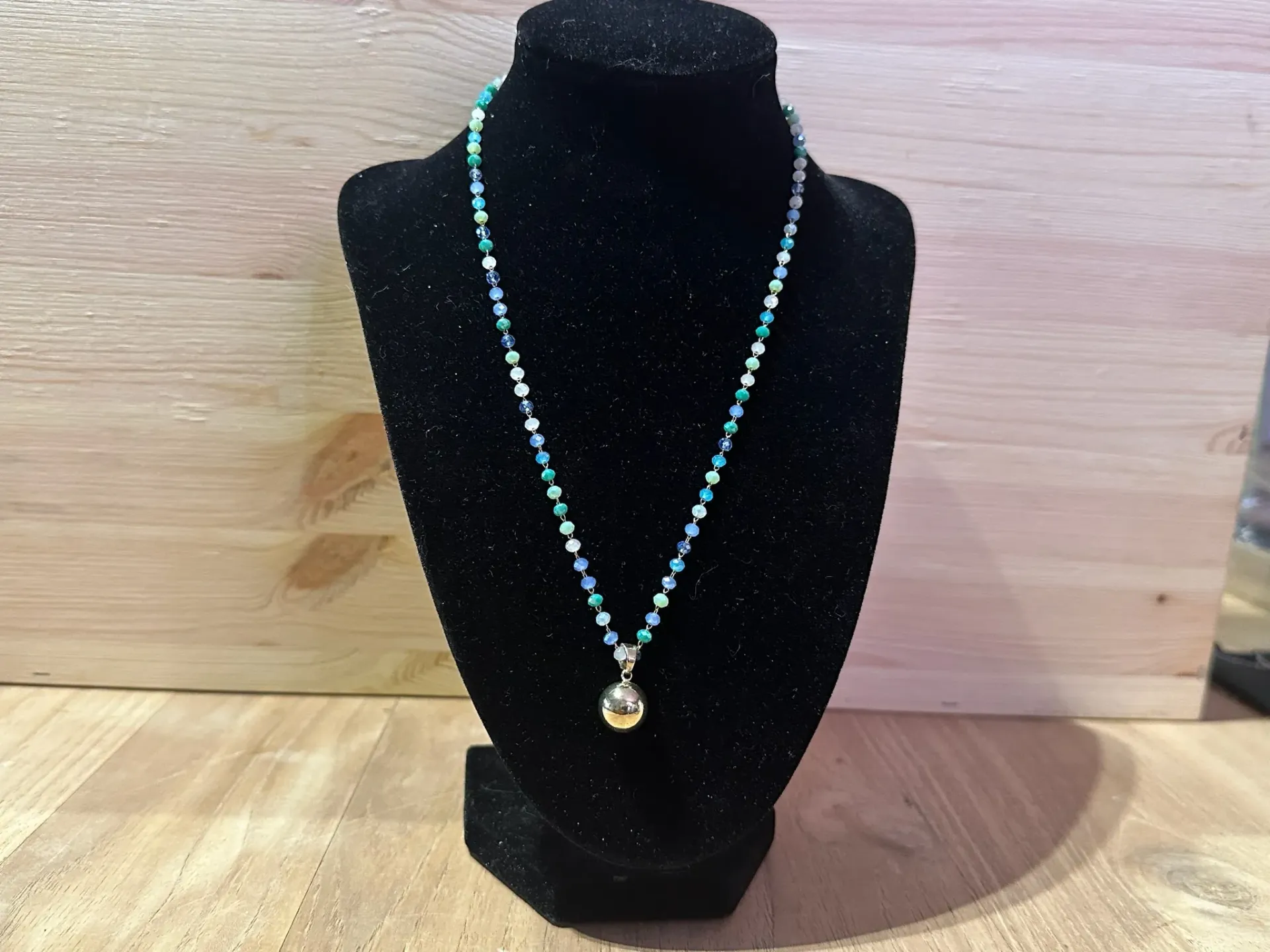 Collier argenté et bleu avec pendentif boule grise en acier inoxydable taille 45cm