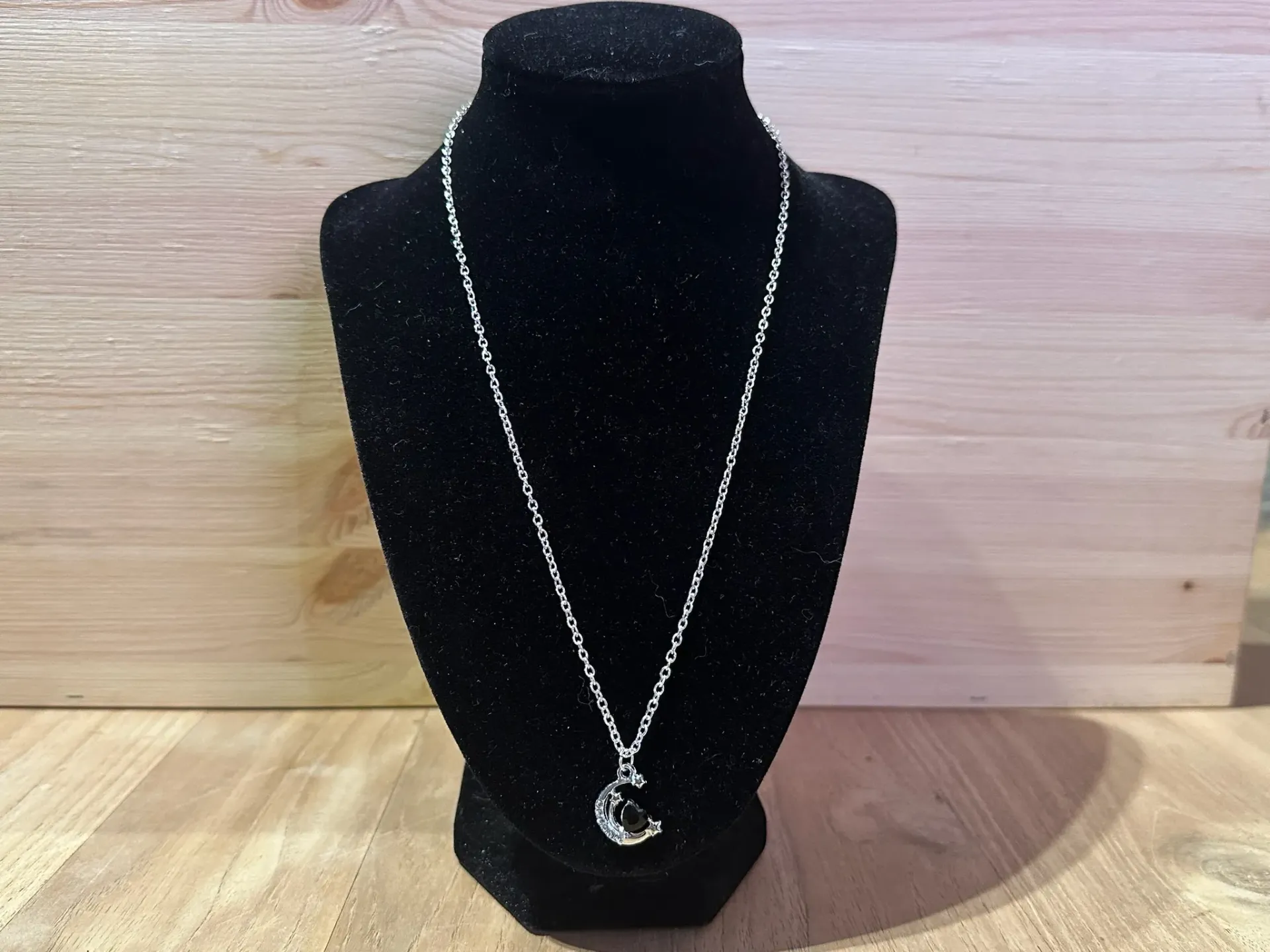 Collier argenté avec pendentif lune et cœur noir en acier inoxydable taille 45cm