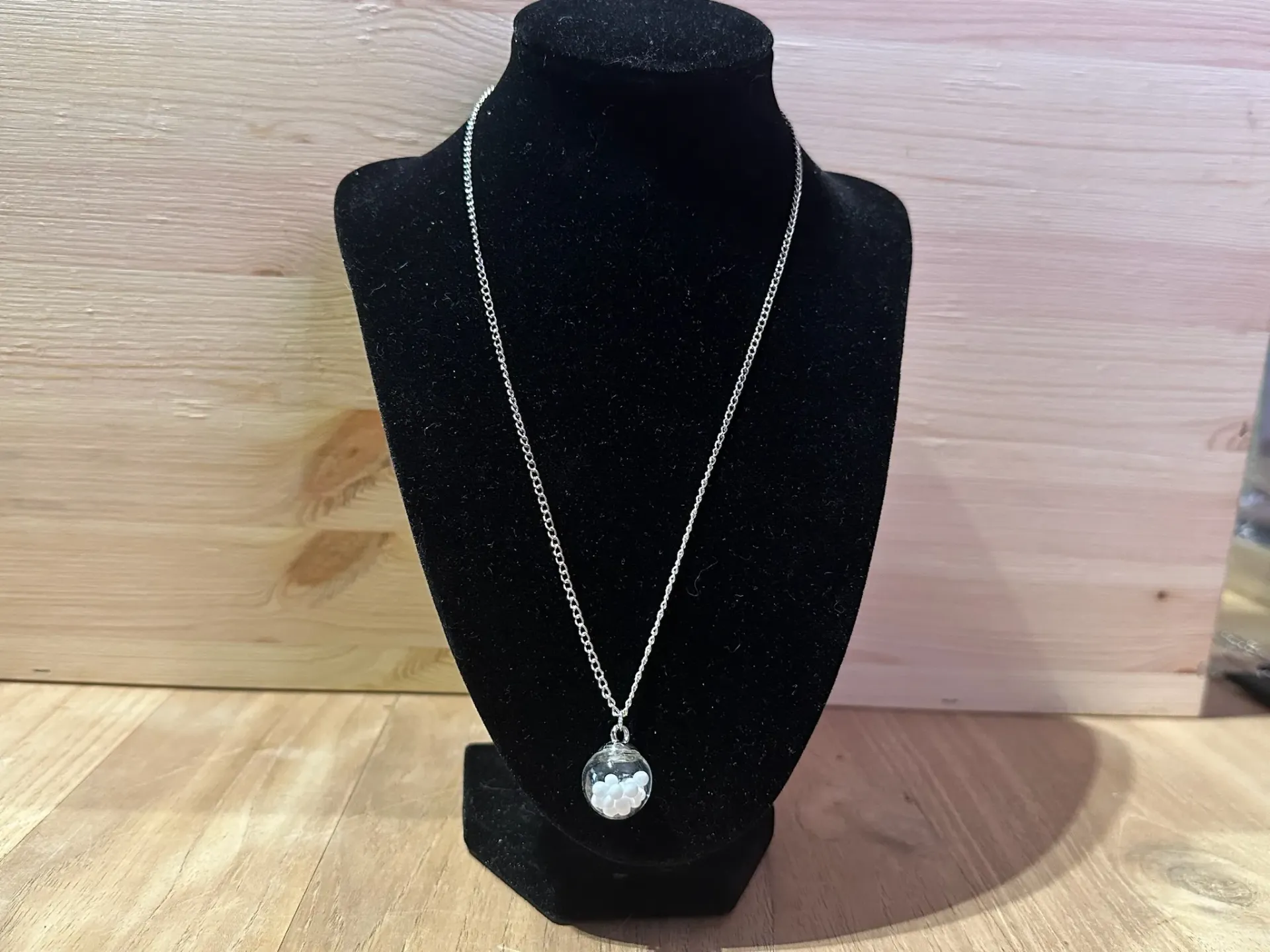 Collier argenté avec pendentif boule blanche en acier inoxydable taille 45cm