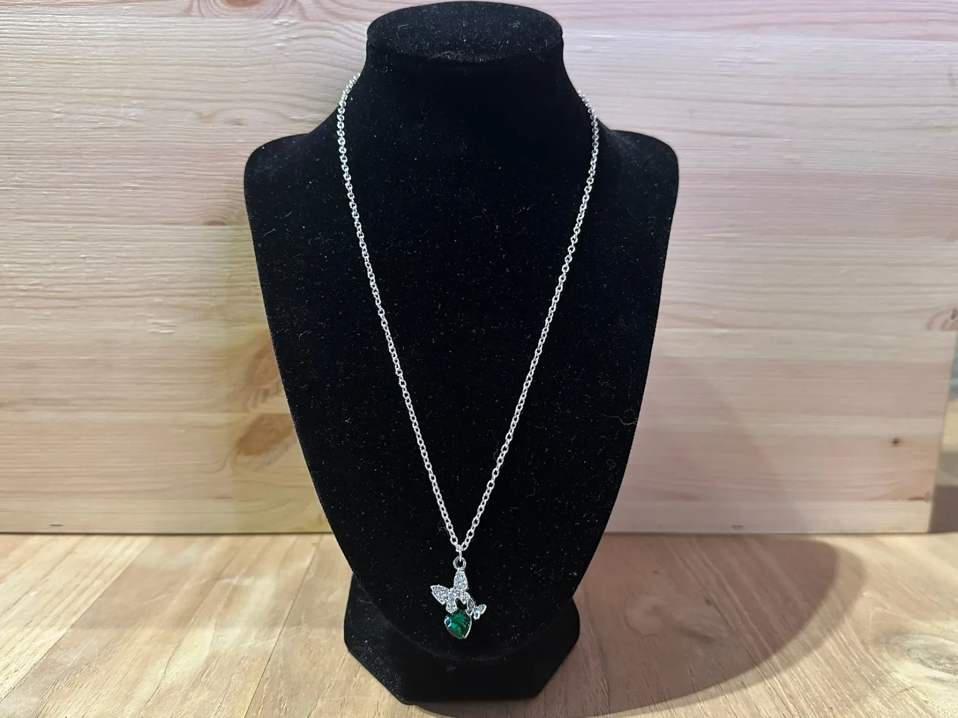 Collier argenté avec pendentif papillon avec coeur vert  en acier inoxydable taille 45cm