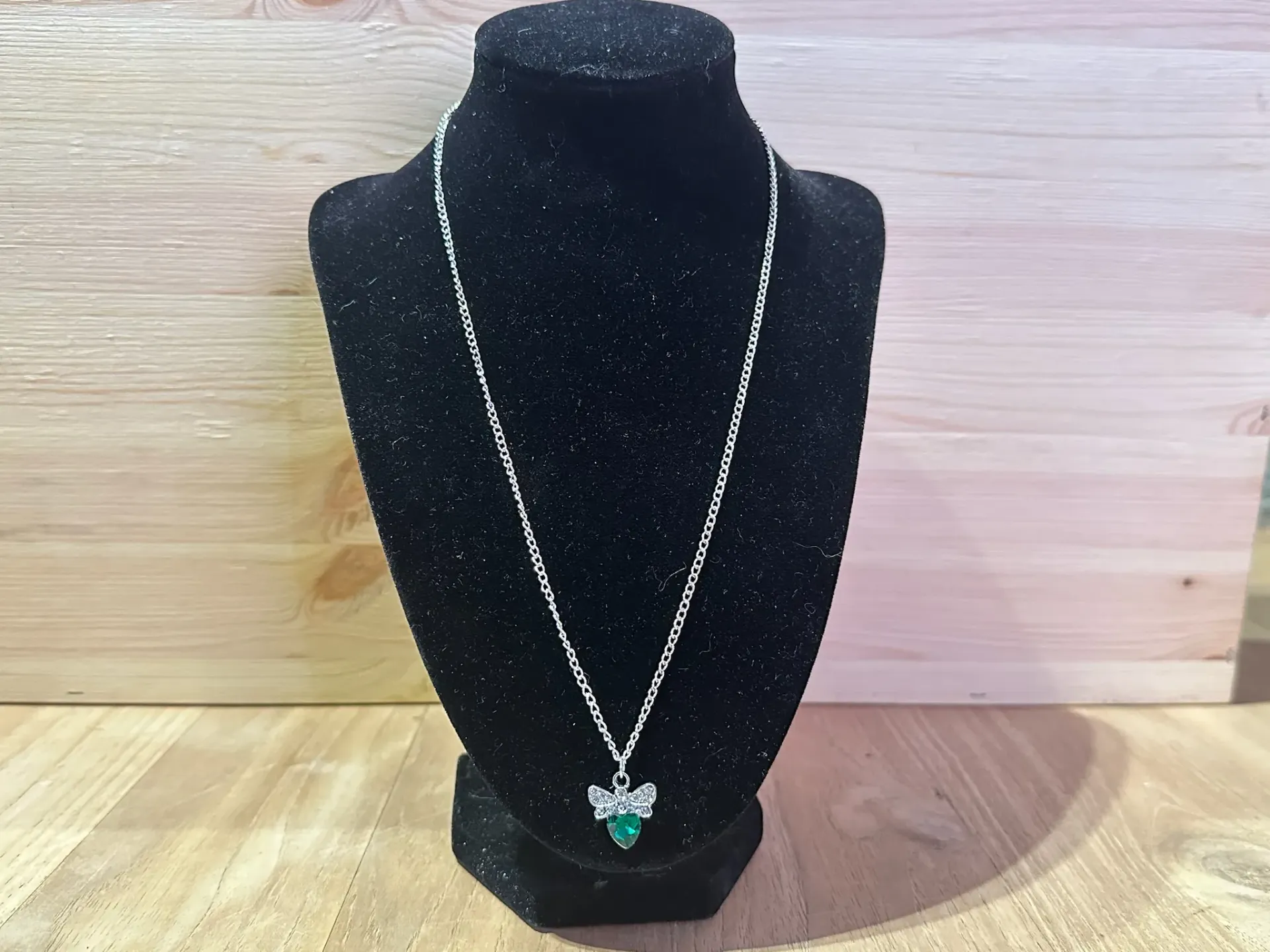 Collier argenté avec pendentif papillon et cœur vert en acier inoxydable taille 45cm