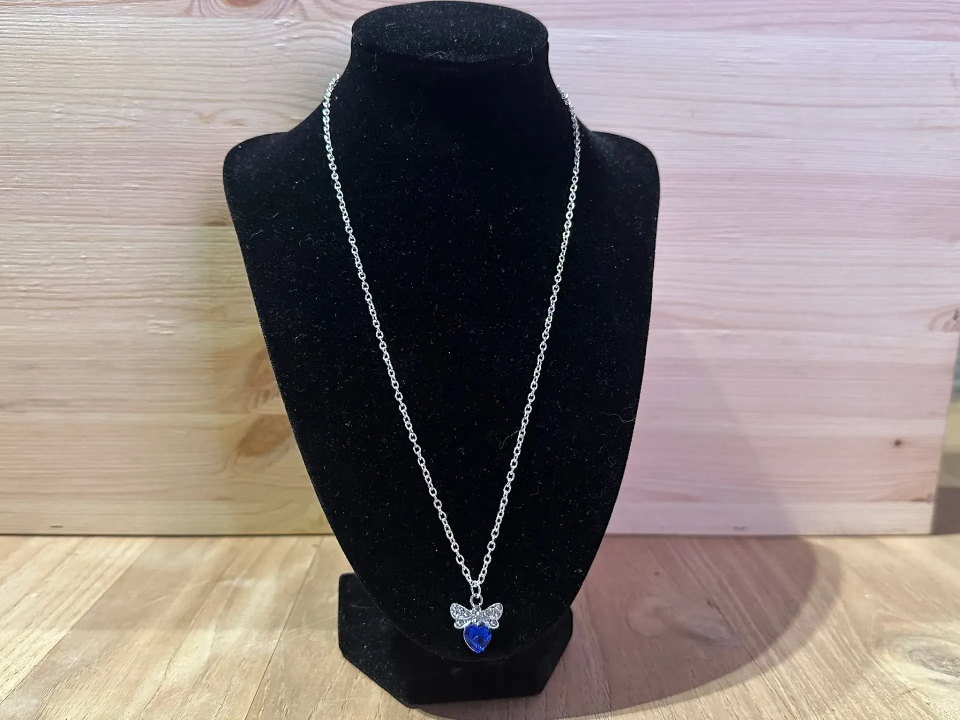 Collier argenté avec pendentif papillon et cœur bleu en acier inoxydable taille 45cm