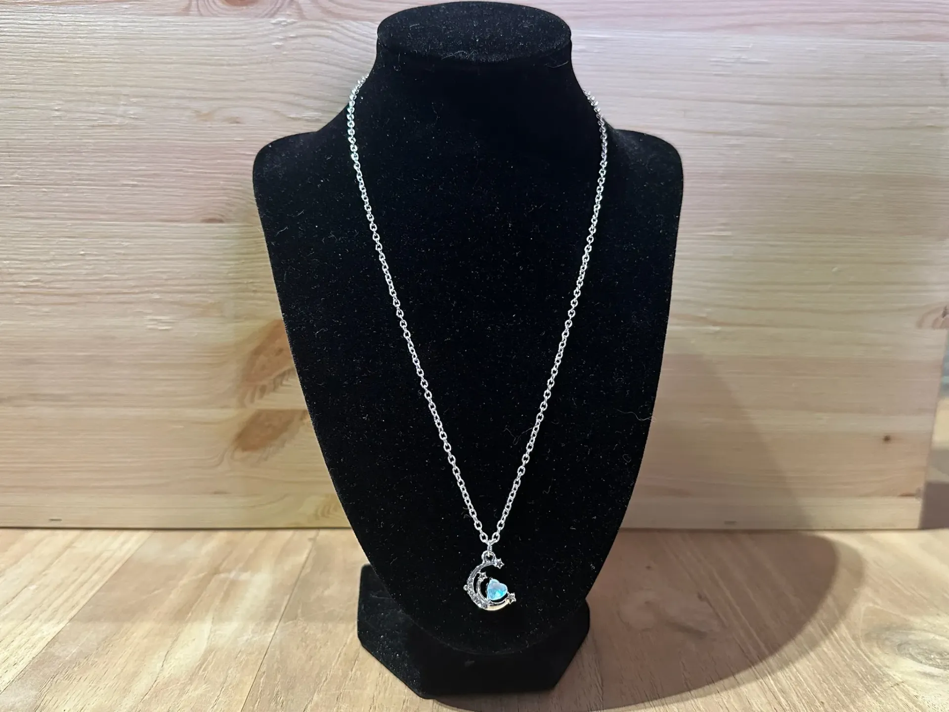 Collier argenté avec pendentif lune et coeur bleu clair en acier inoxydable taille 45cm