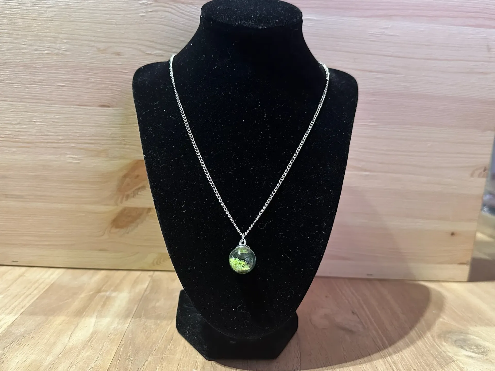 Collier argenté avec pendentif boule avec étoile verte en acier inoxydable taille 45cm