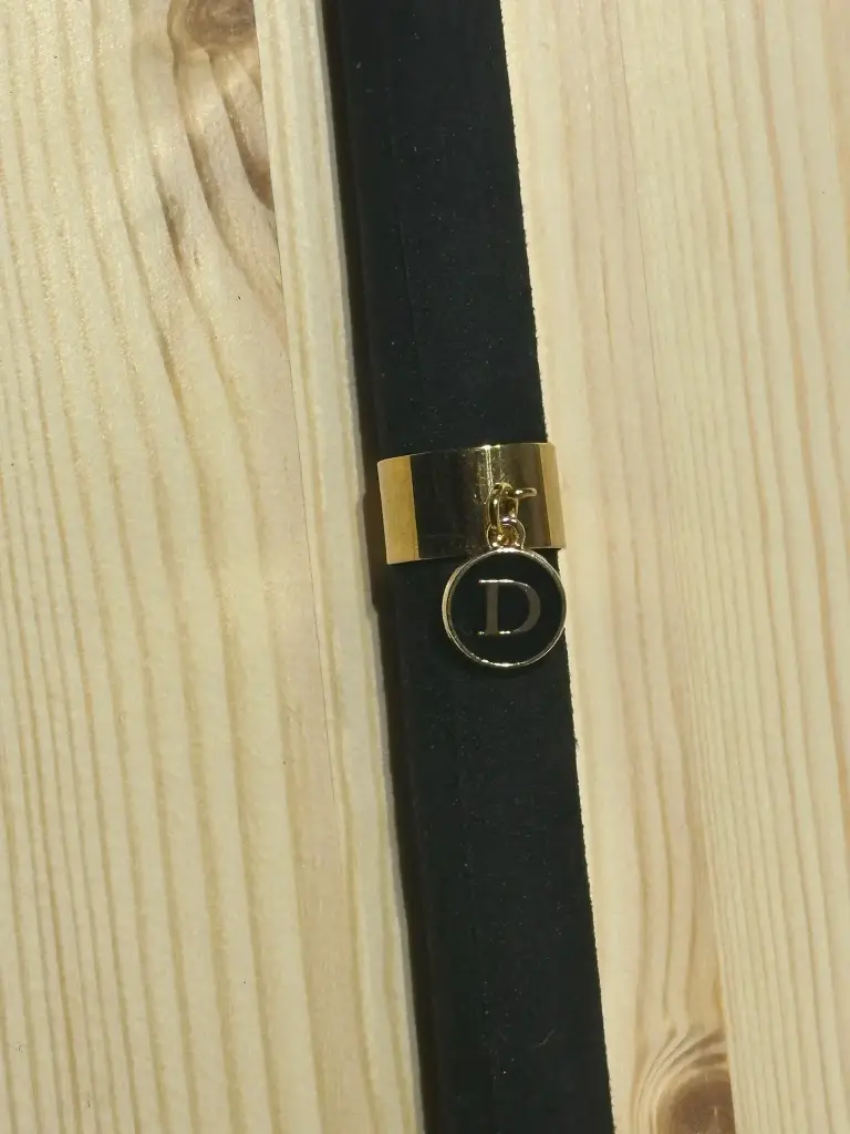 Bague dorée personnalisable lettre avec fond noir en acier inoxydable (A)