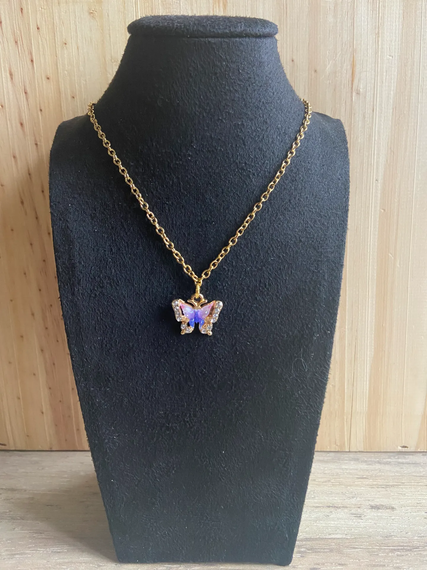 Collier doré papillon rose clair et bleu foncé en acier inoxydable
