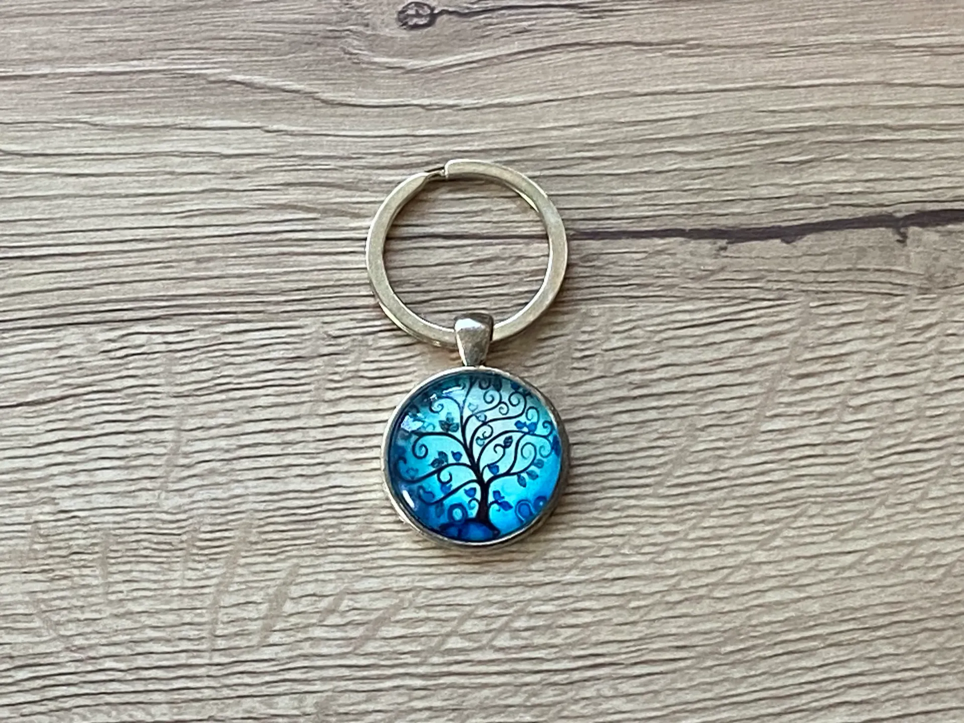 Porte-clé arbre fond bleu