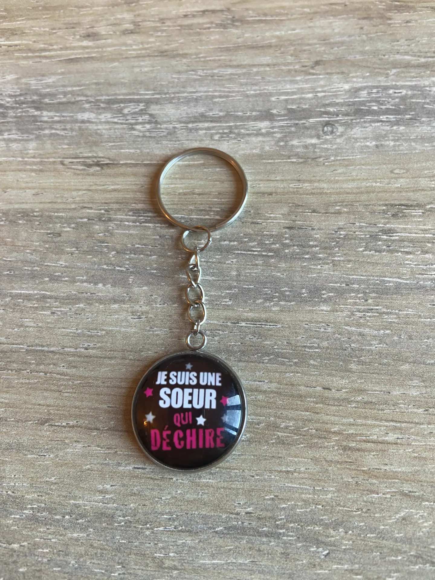 Porte-clé "je suis une sœur qui déchire"