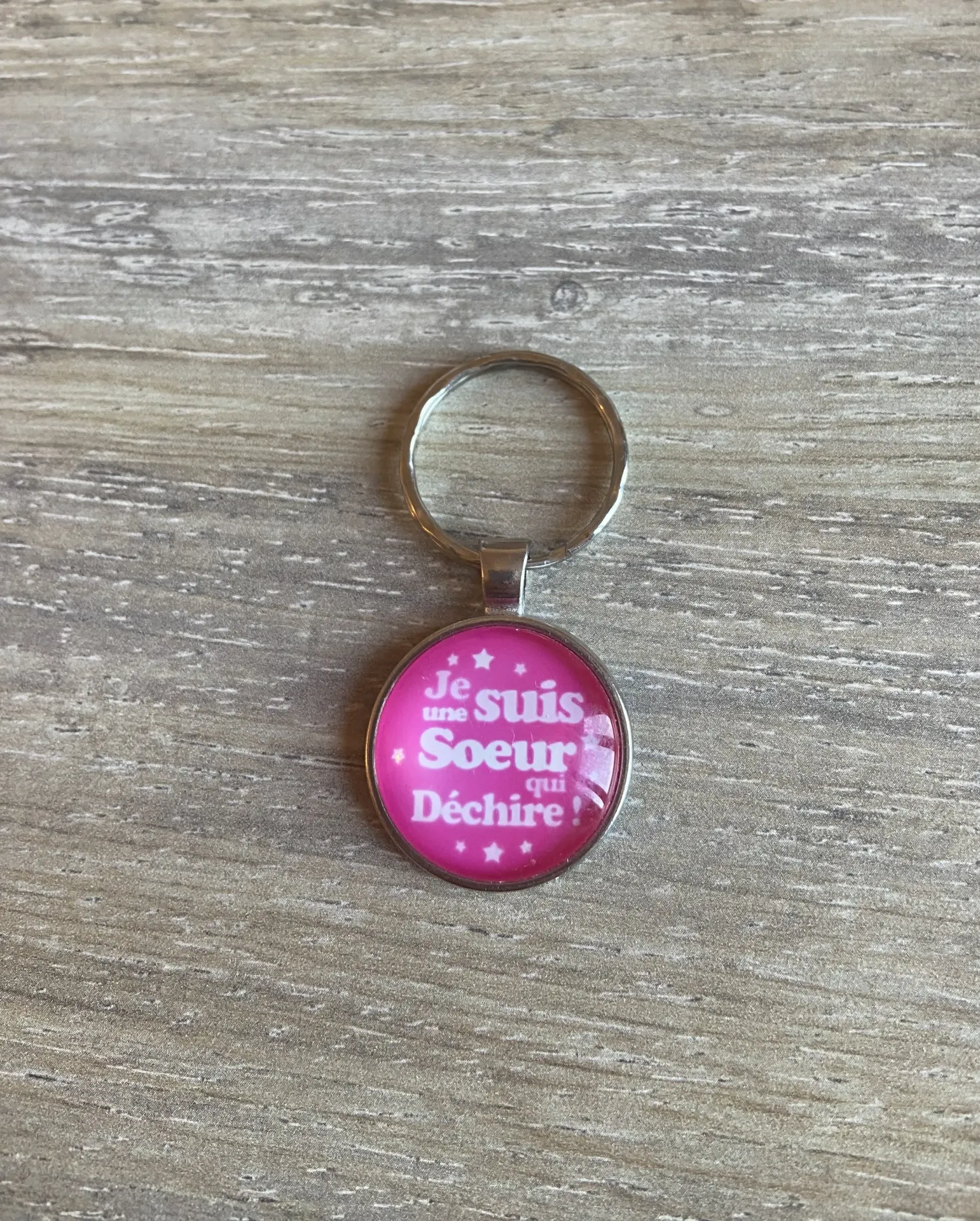 Porte-clé "je suis une sœur qui déchire"