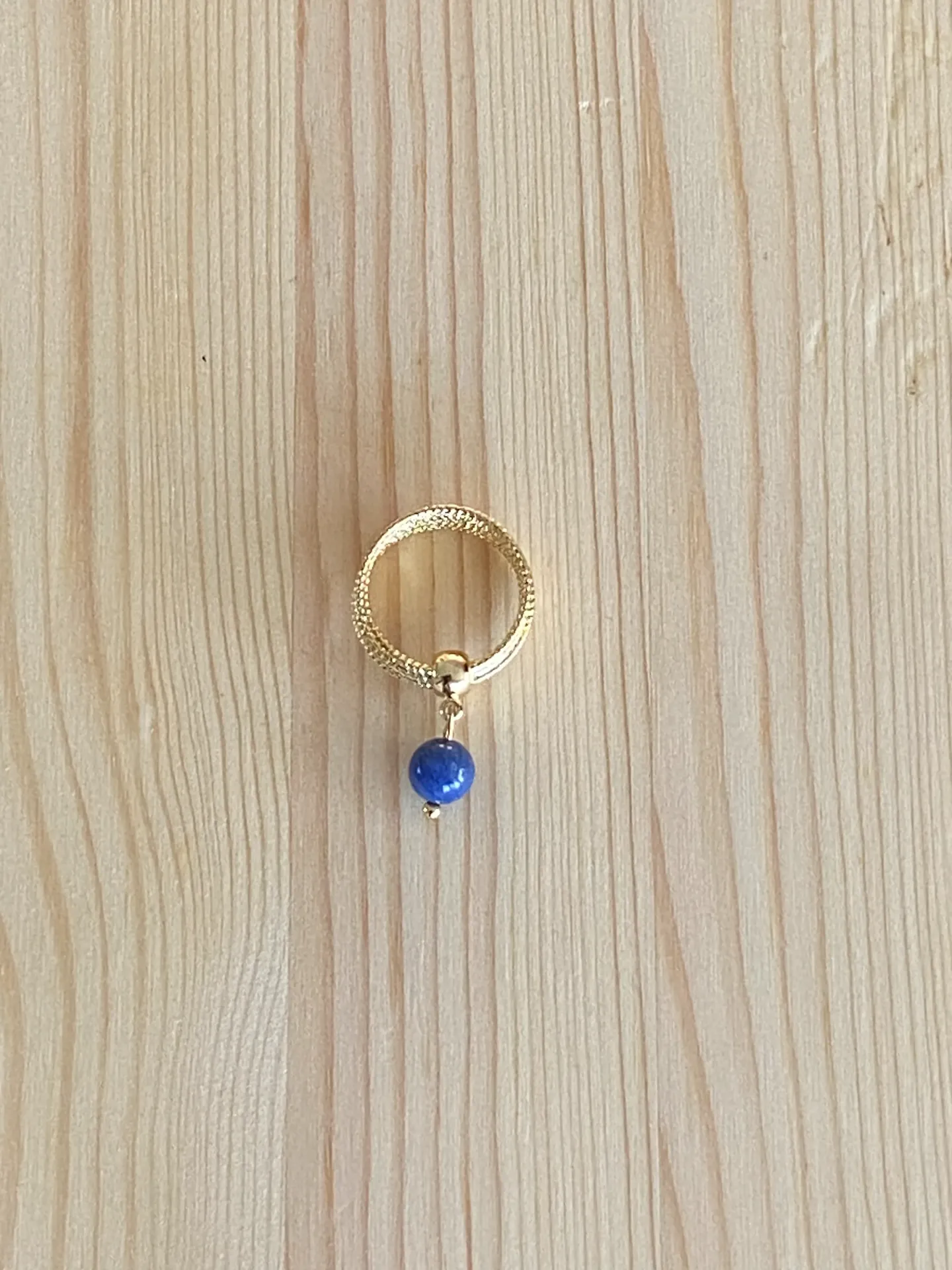 Bague dorée avec perle bleue