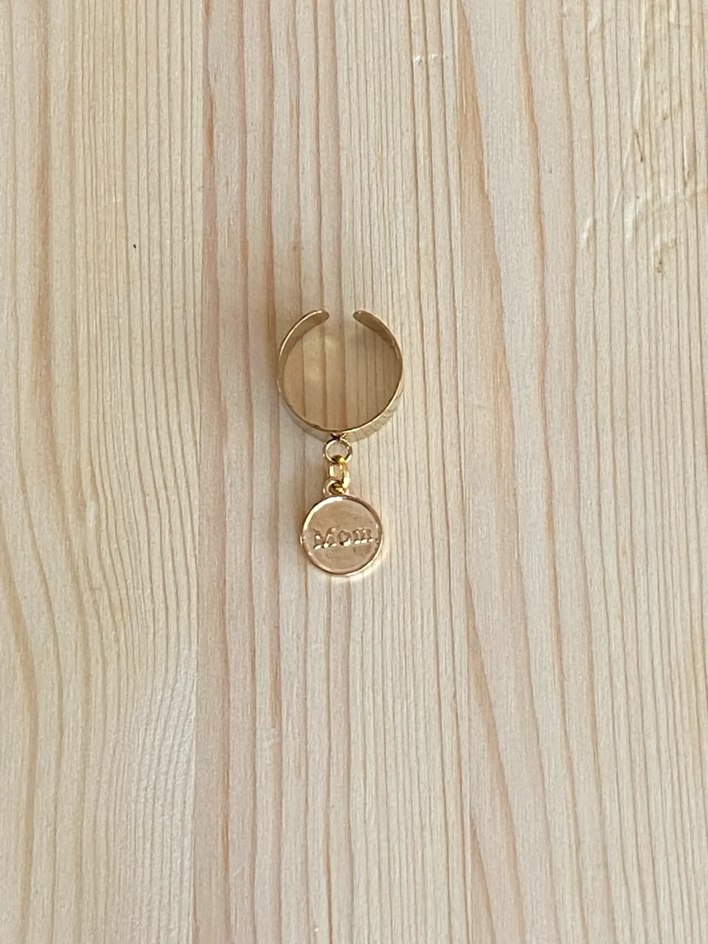 Bague dorée réglable avec ornement "mom" en acier inoxydable