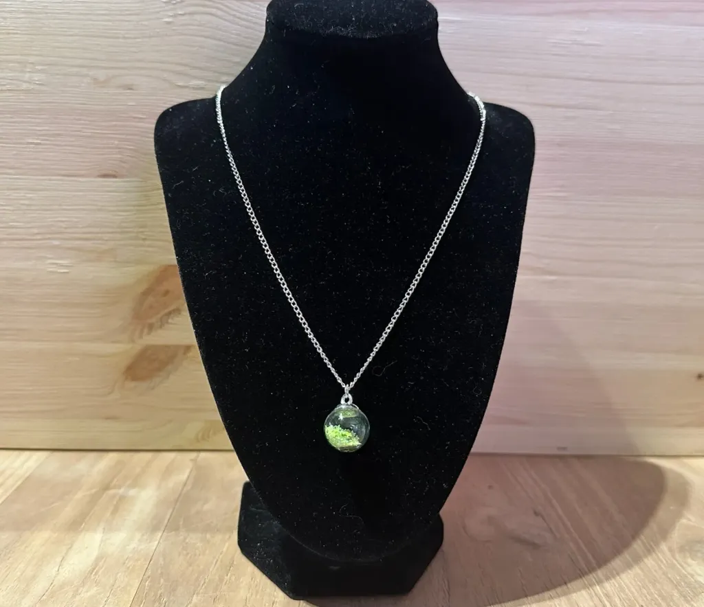 Collier argenté avec boule verte en acier inoxydable taille 45cm