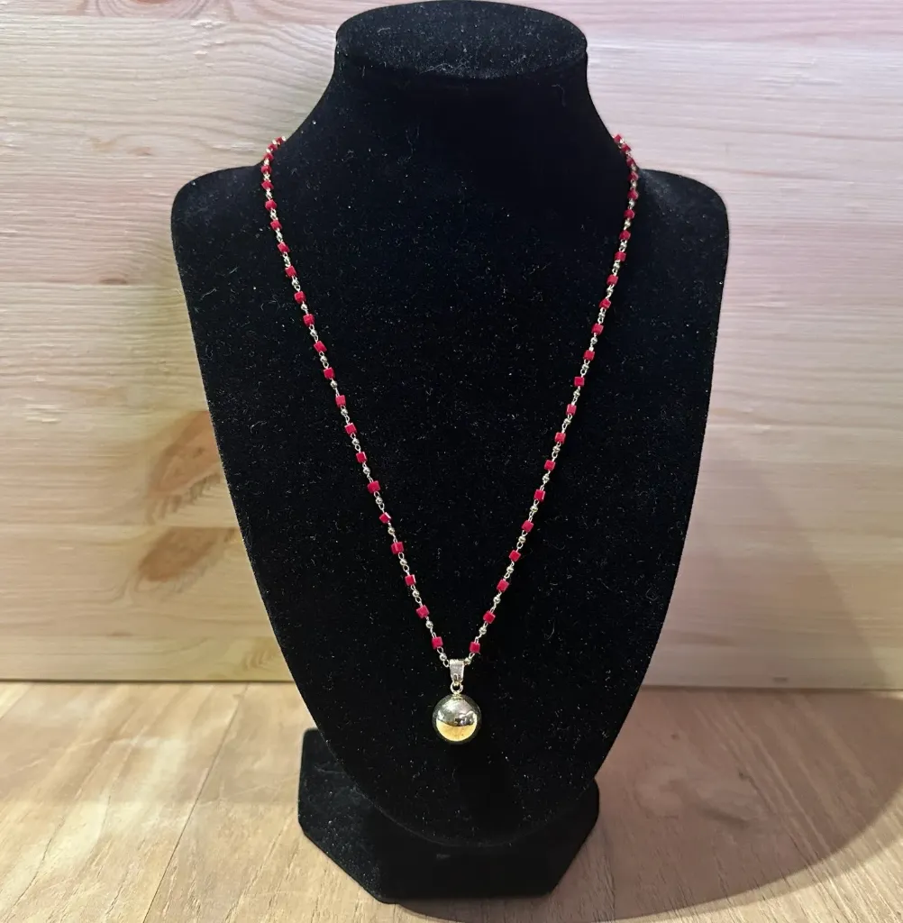 Collier argenté et rouge avec boule en acier inoxydable taille 45cm