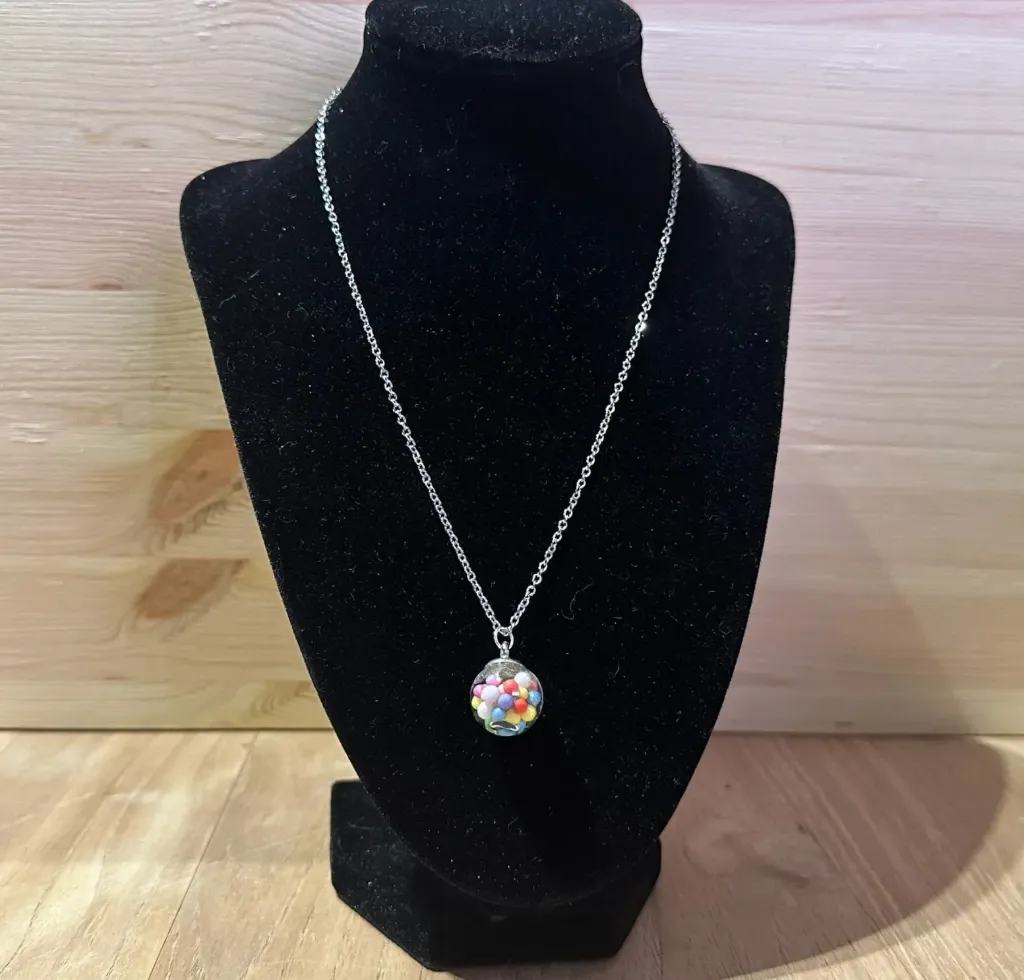 Collier argenté avec une boule multicolore taille 45cm