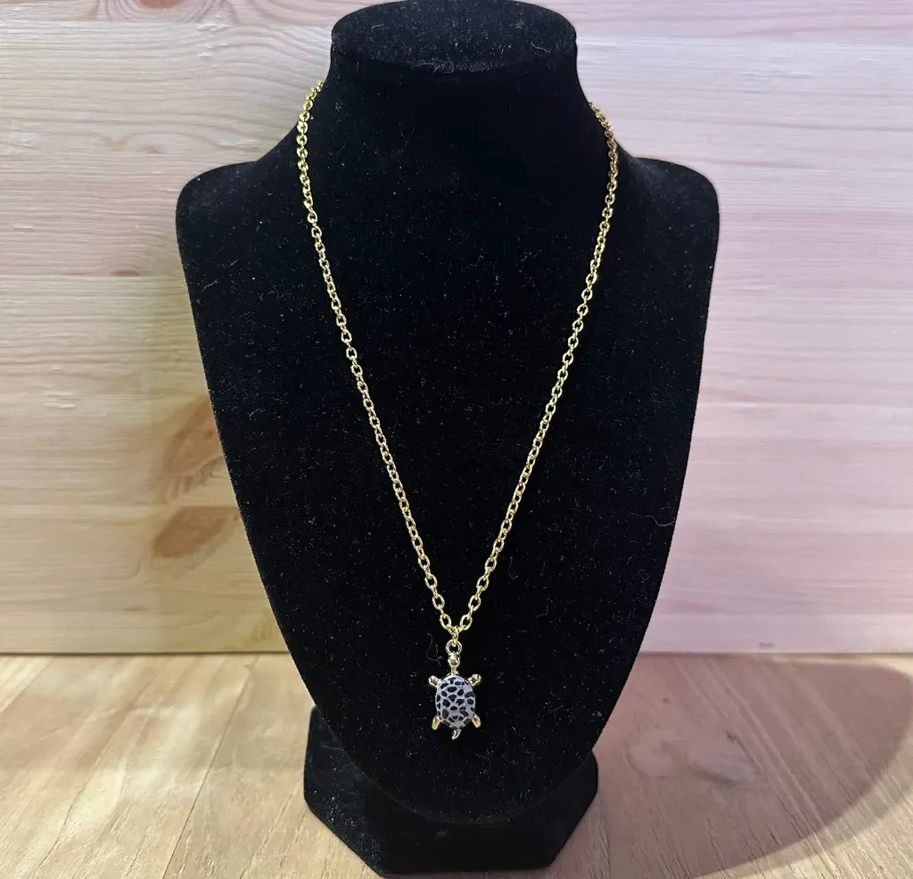 Collier doré avec tortue noir et grise en acier inoxydable