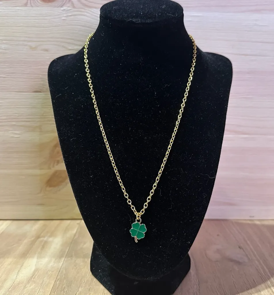 Collier doré avec trèfle vert en acier inoxydable taille 45cm