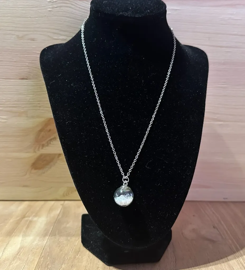 Collier argenté avec boule blanche en acier inoxydable taille 45cm