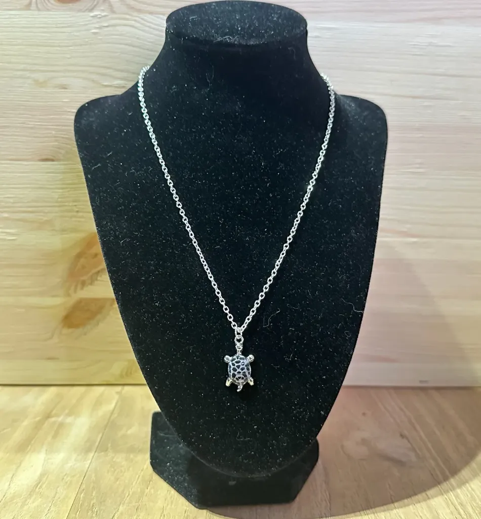 Collier argenté avec tortue noir et grise en acier inoxydable taille 50cm