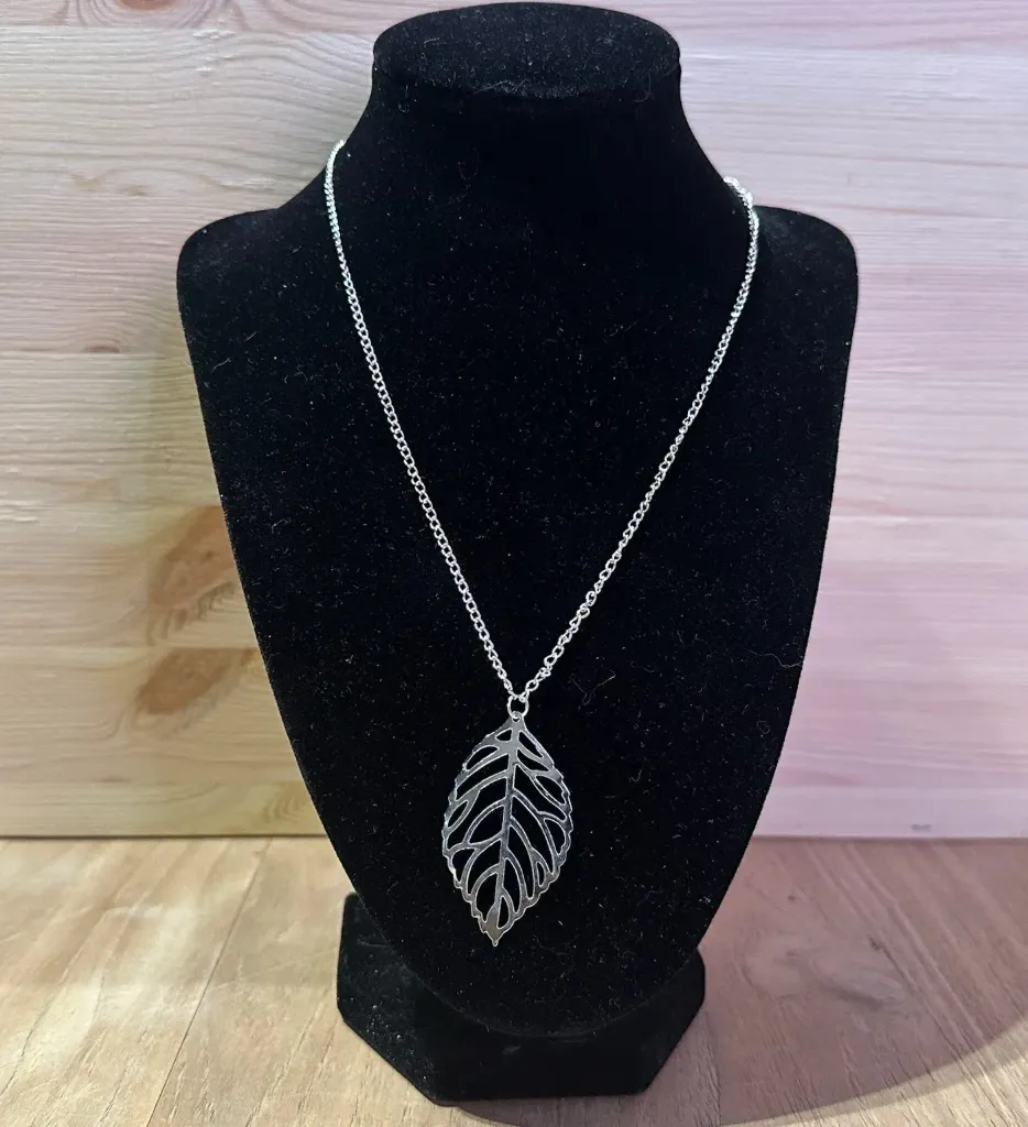 Collier argenté avec feuille en acier inoxydable taille 50cm