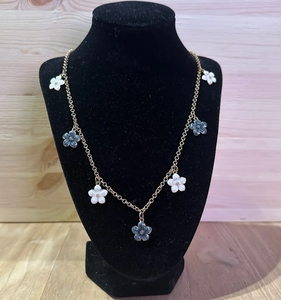 Collier doré avec des fleurs en acier inoxydable taille 55cm