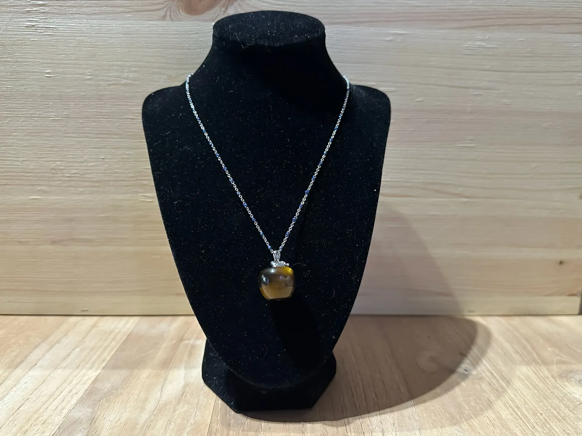 Collier argenté et bleu avec pierre oeil de tigre en forme de pomme en acier inoxydable taille 55cm