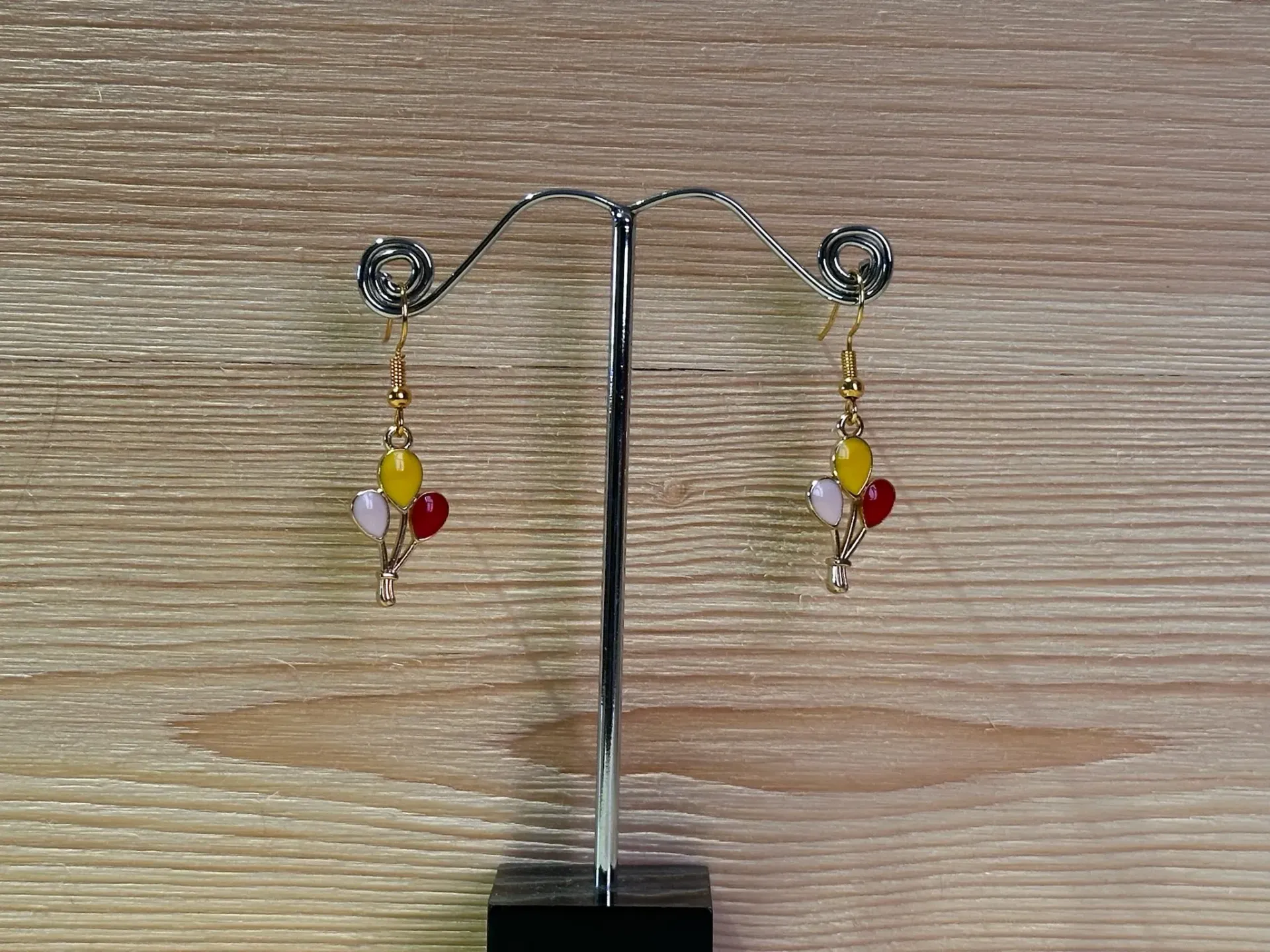 Boucle d'oreille dorée ballon blanc, jaune et rouge en acier inoxydable