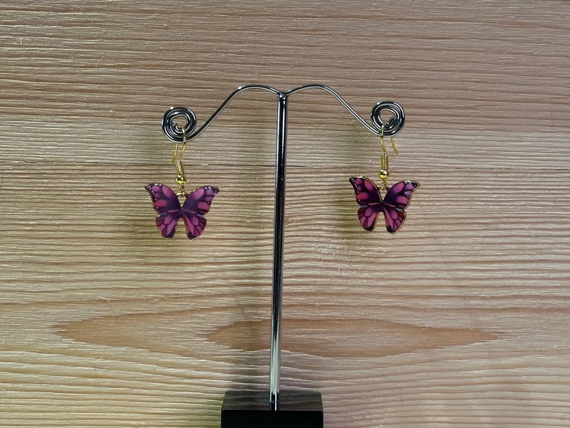 Boucle d'oreille dorée avec papillon rose en acier inoxydable