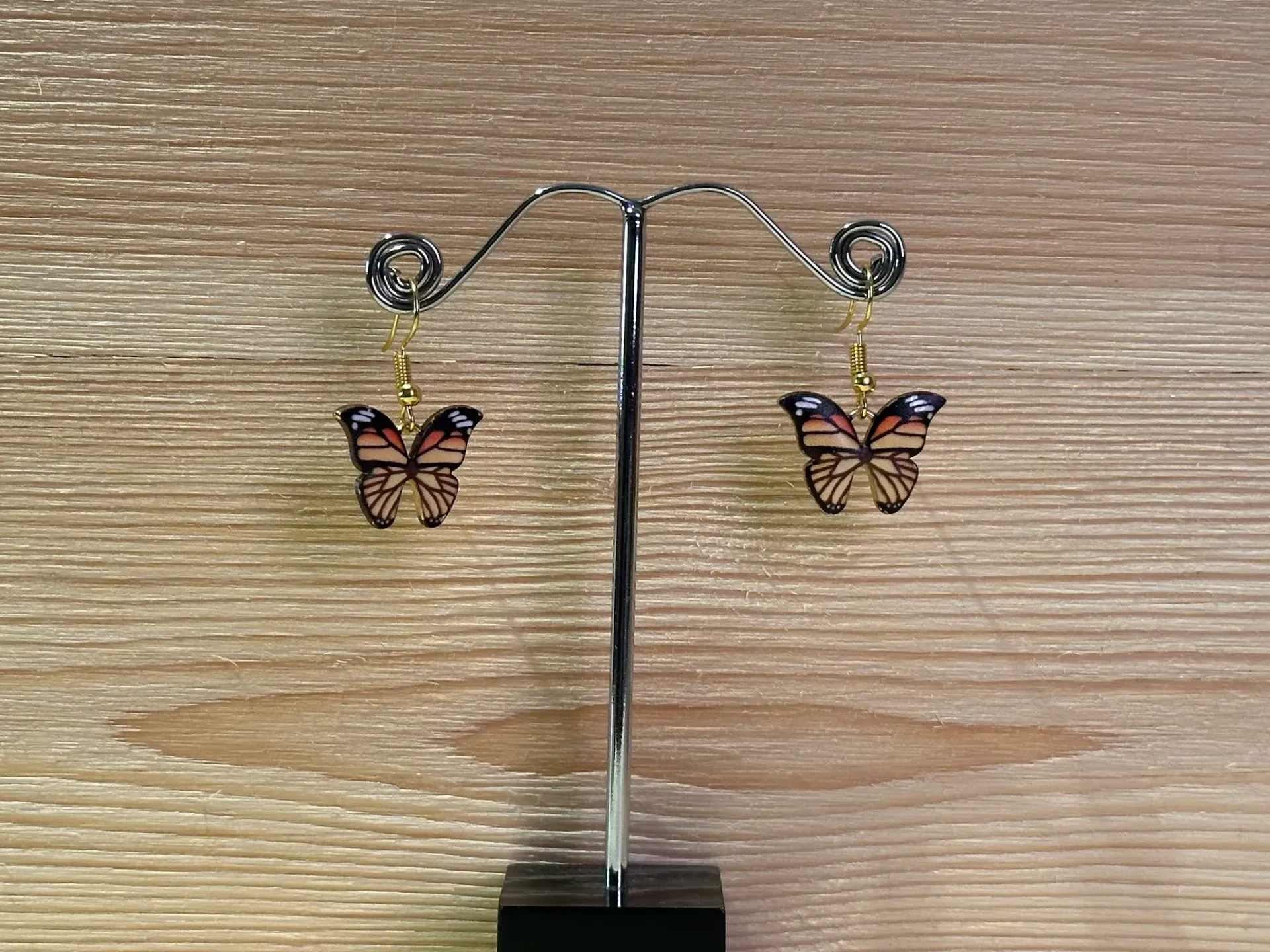 Boucle d'oreilles dorée papillon orange et noir en acier inoxydable
