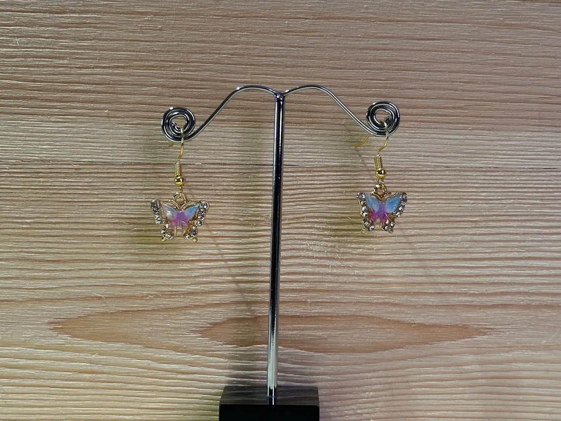 Boucle d'oreille dorée papillon rose et bleue en acier inoxydable